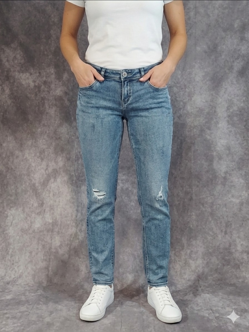Silver Jeans Co. Sam Distressed Slim Leg Jeans Size 31/27 Medium Wash UVGC